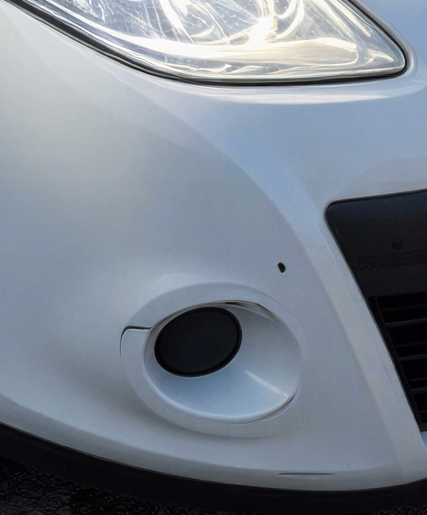Sharp 128MP zoom on a bumper defect