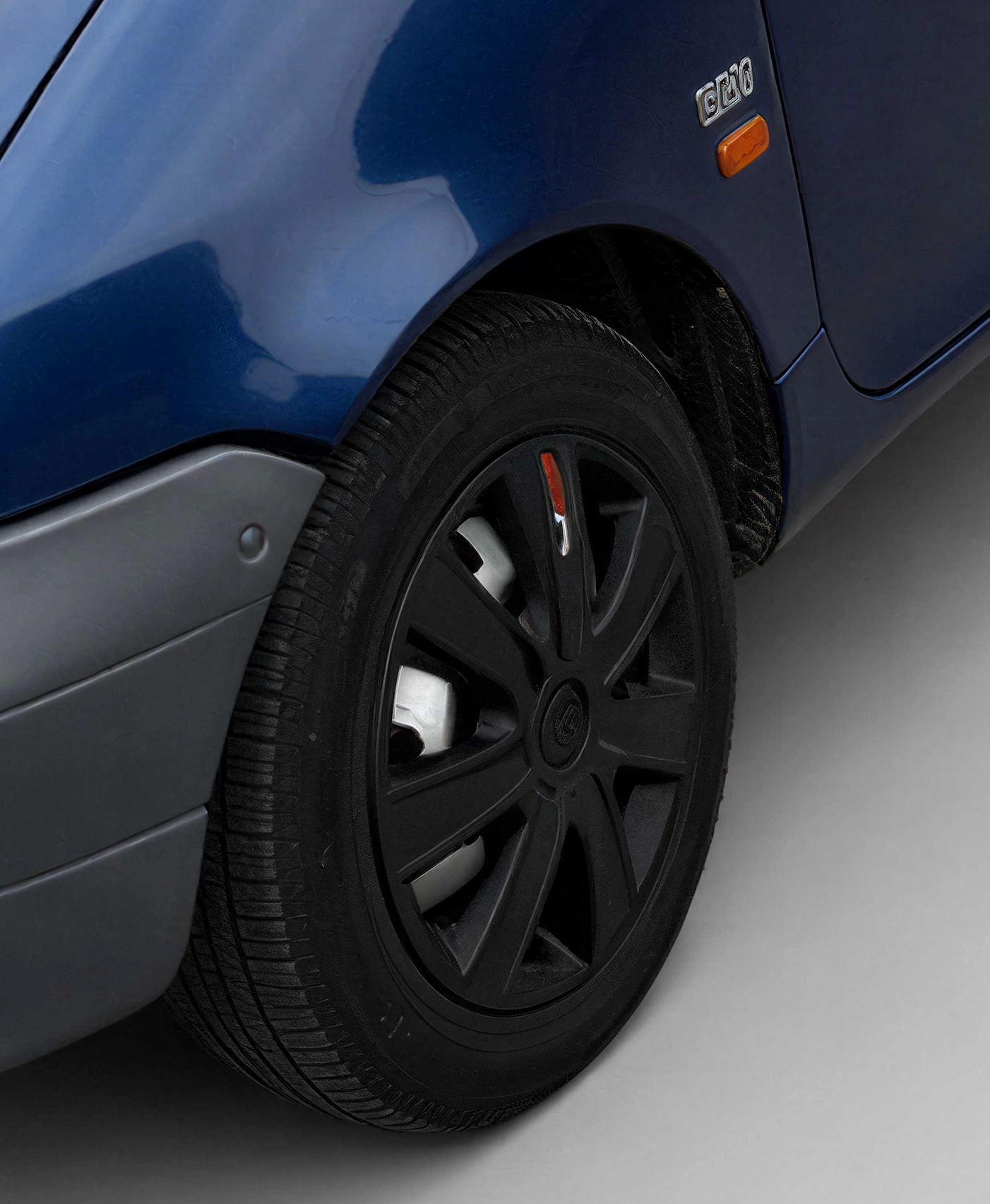 Sharp 128MP zoom on a wheel and brake
