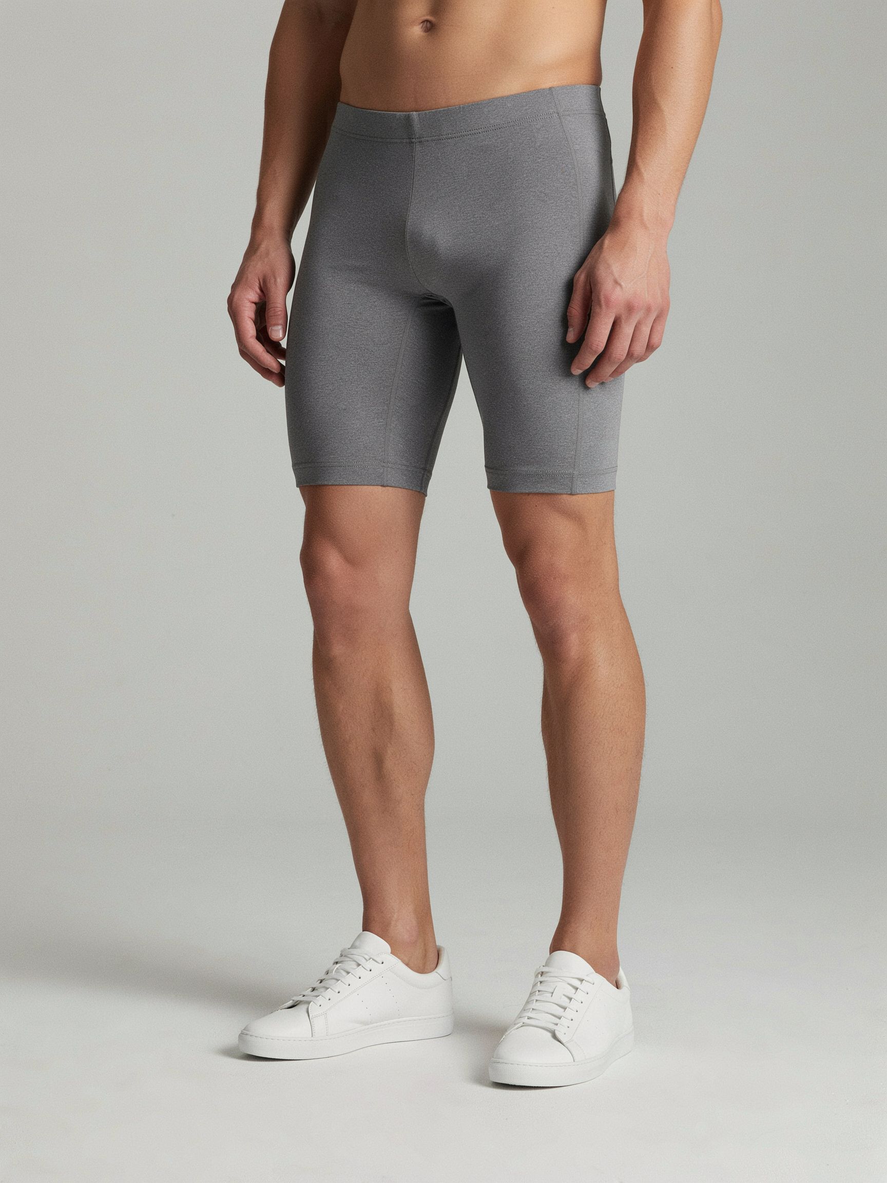 Lower-body catalog view of the athletic model