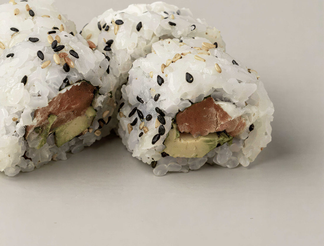 Sharp 128MP zoom on a sushi roll