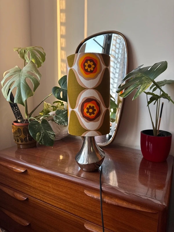 Retro table lamp seller photo